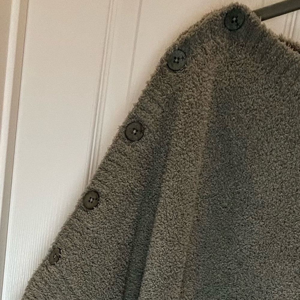 BAREFOOT DREAMS COZYCHIC COASTLINE PONCHO SHRUG IN EUCALYPTUS AGAVE ONE SIZE - Picture 6 of 6